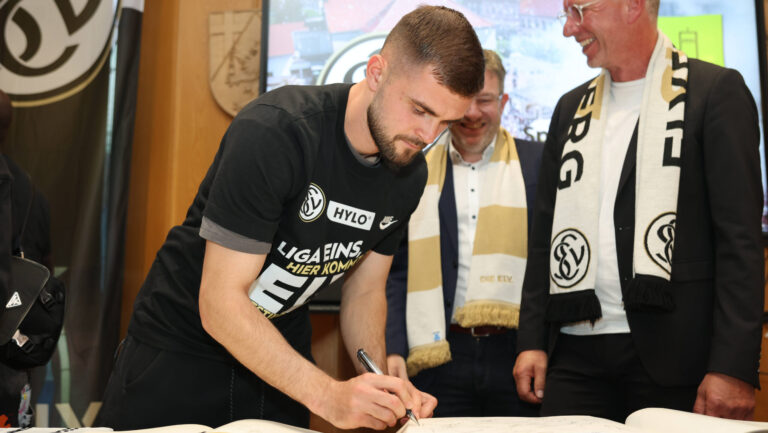 18.05.2026, Fussball, Herren, 2. Bundesliga, Saison 2025/2026, Aufstiegsfeier der SV 07 Elversberg. Die Mannschaft der SV 07 Elversberg trägt sich ins Goldene Buch der Gemeinde Spiesen-Elversberg ein, Lukasz Poreba SV 07 Elversberg Spiesen-Elversberg Rathaus Saarland Deutschland DEU *** 18 05 2026, Football, Men, 2 Bundesliga, Season 2025 2026, SV 07 Elversberg promotion ceremony The SV 07 Elversberg team signs the Golden Book of the municipality of Spiesen Elversberg, Lukasz Poreba SV 07 Elversberg Spiesen Elversberg Rathaus Saarland Germany DEU Copyright: xFabianxKleerx
2026.05.18 Spiesen-Elversberg
pilka nozna , liga niemiecka
SV 07 Elversberg - feta po awansie do Bundesligi
swietowanie , Elversberg swietuje awans
Foto IMAGO/PressFocus

!!! POLAND ONLY !!!
