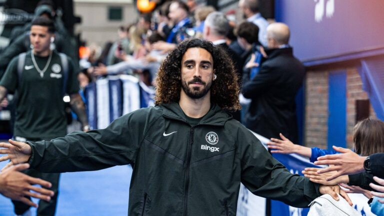19th May 2026 Stamford Bridge, Chelsea, London, England: Premier League Football, Chelsea versus Tottenham Hotspur Marc Cucurella of Chelsea greets the fans outside Stamford Bridge GodfreyxPitt
2026.05.19 Londyn
pilka nozna liga angielska
Chelsea Londyn -Tottenham Hotspur
Foto IMAGO/PressFocus

!!! POLAND ONLY !!!