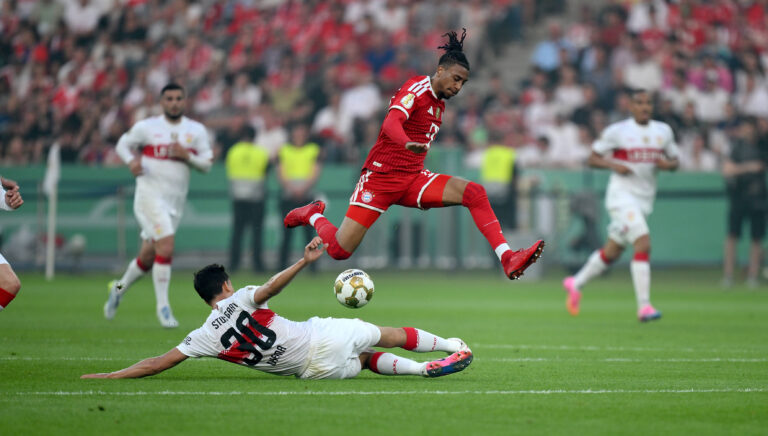 Fussball DFB Pokal Finale 2025/2026 in Berlin FC Bayern Muenchen - VfB Stuttgart 23.05.2026 Chema li, VfB Stuttgart gegen Michael Olise re, FC Bayern Muenchen *** Soccer DFB Cup Final 2025 2026 in Berlin FC Bayern Muenchen VfB Stuttgart 23 05 2026 Chema left, VfB Stuttgart vs Michael Olise right, FC Bayern Muenchen
2026.05.23 Berlin
pilka nozna , Puchar Niemiec , final Pucharu
Bayern Muonachium - VfB Stuttgart
Foto IMAGO/PressFocus

!!! POLAND ONLY !!!