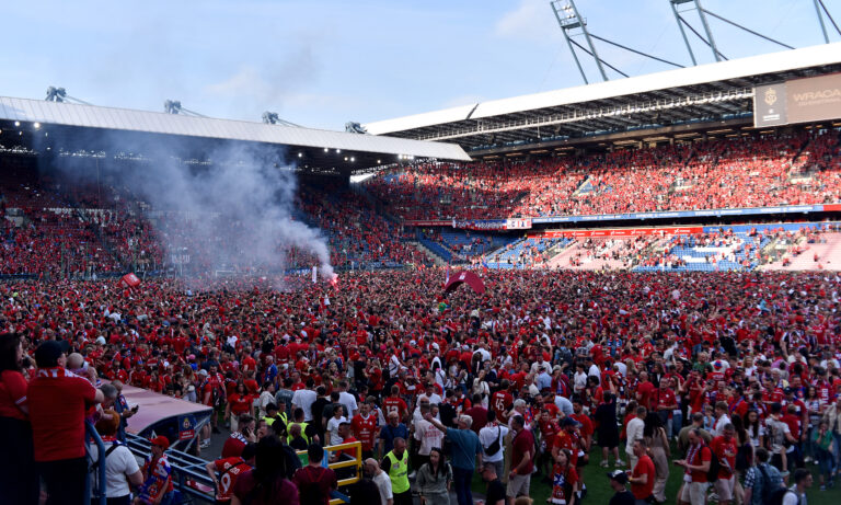 2026.05.24 Krakow
Pilka nozna , Betclic I liga , sezon 2025/26
Wisla Krakow - Pogon Siedlce
N/z Kibice Wisly swietuja awans na murawie stadionu
Foto Krzysztof Porebski / PressFocus

2026.05.24 Krakow
Football , Polish league, second level , 2025/2026 season
Wisla Krakow - Pogon Siedlce
Kibice Wisly swietuja awans na murawie stadionu
Credit: Krzysztof Porebski / PressFocus