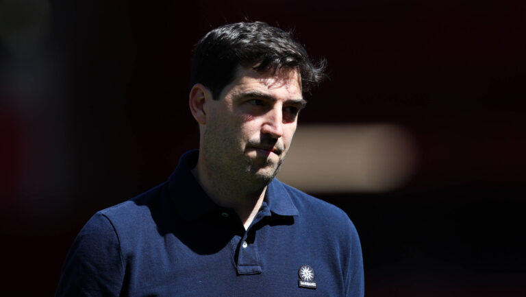 Nottingham, England, 24th May 2026. Andoni Iraola, Manager of AFC Bournemouth, inspects the pitch prior to the Nottingham Forest vs AFC Bournemouth Premier League match at the City Ground, Nottingham. Picture credit should read: Jessica Hornby / Sportimage EDITORIAL USE ONLY. No use with unauthorised audio, video, data, fixture lists, club/league logos or live services. Online in-match use limited to 120 images, no video emulation. No use in betting, games or single club/league/player publications. SPI_006_JH_NOTTINGHAM_FOREST_BOURNEMOUTH SPI-4820-0006
2026.05.24 Nottingham
pilka nozna liga angielska
Nottingham Forest - AFC Bournemouth
Foto IMAGO/PressFocus

!!! POLAND ONLY !!!