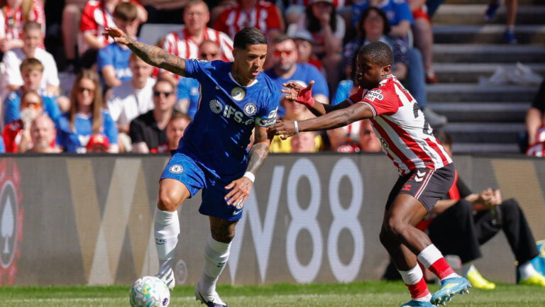 Sunderland v Chelsea, Premier League Enzo Fernandez of Chelsea battles with Noah Sadiki of Sunderland during the Sunderland v Chelsea Premier League match at the Stadium of Light, Sunderland, England on 24 May 2026 Credit: Craig Cowan/Every Second Media Editorial use only. All images are copyright Every Second Media Limited. No images may be reproduced without prior permission. All rights reserved. Premier League and Football League images are subject to licensing agreements with Football DataCo Limited. see https://www.football-dataco.com Copyright: xIMAGO/EveryxSecondxMediax ESM-2012-0114 CraigxCowanx/xEveryxSecondxMediax
2026.05.24 Sunderland
pilka nozna liga angielska
Sunderland - Chelsea Londyn
Foto IMAGO/PressFocus

!!! POLAND ONLY !!!