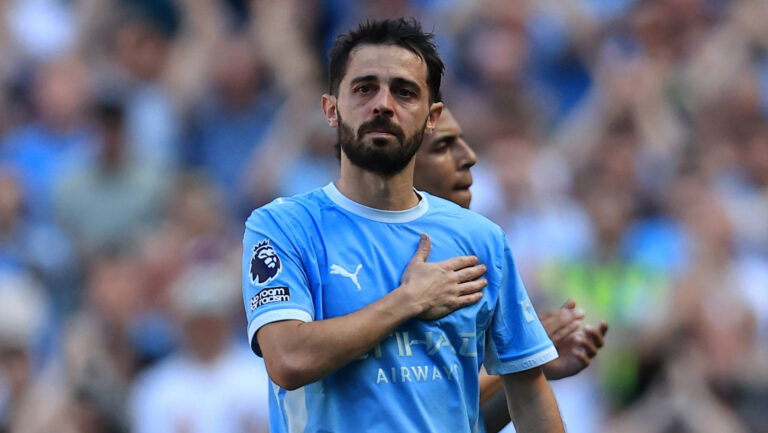 24th May 2026 Etihad Stadium, Manchester, Lancashire, England Premier League Football, Manchester City versus Aston Villa Bernardo Silva of Manchester City pats the badge on his shirts as he is substituted DavidxBlunsden
2026.05.25 Manchester
pilka nozna
Premier League 2025/2026
Foto IMAGO/PressFocus

!!! POLAND ONLY !!!