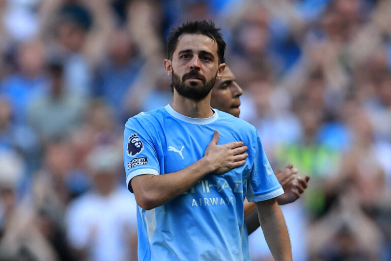 24th May 2026 Etihad Stadium, Manchester, Lancashire, England Premier League Football, Manchester City versus Aston Villa Bernardo Silva of Manchester City pats the badge on his shirts as he is substituted DavidxBlunsden
2026.05.25 Manchester
pilka nozna
Premier League 2025/2026
Foto IMAGO/PressFocus

!!! POLAND ONLY !!!