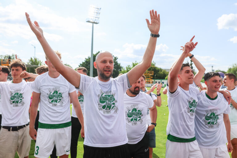 2026.05.30 Poznan
Pilka nozna Betclic 2 Liga Sezon 2025/2026
Warta Poznan - Resovia Rzeszow
N/z feta awans radosc szampan celebracja Maciej Tokarczyk
Foto Pawel Jaskolka / PressFocus

2026.05.30 Poznan
Football Polish Betclic 2 league season 2025/2026
Warta Poznan - Resovia Rzeszow
Credit: Pawel Jaskolka / PressFocus