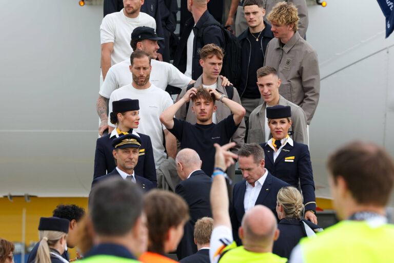 FRANKFURT AM MAIN, DEUTSCHLAND 02. Juni 2026: Die deutsche Männer-Nationalmannschaft beim offiziellen Abflug nach Nordamerika am Flughafen Frankfurt vor Beginn der FIFA Fußball-Weltmeisterschaft 2026. Der Deutsche Fußball-Bund DFB und Lufthansa verabschieden das Team auf dem Weg zum größten Fußballturnier der Welt. v.l., goalkeeper Oliver Baumann Germany, Joshua Kimmich Germany, Nick Woltemade Germany, Nico Schlotterbeck Germany und Lennart Karl Germany macht sich die Frisur *** FRANKFURT AM MAIN, GERMANY 02 June 2026 The German mens national team at the official departure to North America at Frankfurt Airport before the start of the 2026 FIFA World Cup The German Football Association DFB and Lufthansa bid farewell to the team on their way to the worlds biggest soccer tournament from left, goalkeeper Oliver Baumann Germany , Joshua Kimmich Germany , Nick Woltemade Germany , Nico Schlotterbeck Germany and Lennart Karl Germany gets his hair done Copyright: JoaquimxFerreira
2026.06.02 Frankfurt
pilka nozna , Mistrzostwa Swiata , Mundial 2026
Wylot reprezentacji Niemiec na mistrzostwa swiata
Foto IMAGO/PressFocus

!!! POLAND ONLY !!!