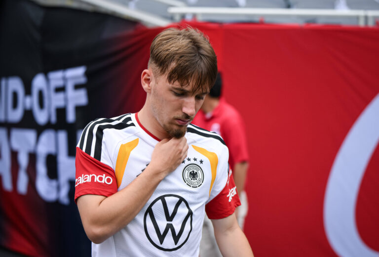 Fussball WM 2026 Vorbereitung Deutschland im Chicago 05.06.2026 Abschlusstraining der deutschen Nationalmannschaft im Solider Field Stadion vor dem Testspiel gegen die USA: Lennart Karl verletzt sich beim Training *** Soccer World Cup 2026 preparation Germany in Chicago 05 06 2026 Final training of the German national team at Solider Field Stadium before the test match against the USA Lennart Karl injured during training
2026.06.05 Chicago
pilka nozna , mistrzostwa swiata , Mundial 2026 , reprezentacja Niemiec , Niemcy
Trening reprezentacji Niemiec
Foto IMAGO/PressFocus

!!! POLAND ONLY !!!