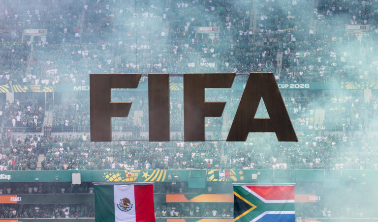Fussball, Herren, FIFA World Cup, WM, Weltmeisterschaft, Fussball 2026 in Mexiko, Kanada und USA, Eroffnungsspiel in Mexiko-City Gruppe A, 1. Spieltag, Mexiko - Sudafrika, FIFA-Logo und Flaggen beider Teams werden ans Dach gezogen, 11.06. 2026, *** Soccer, Men, FIFA World Cup 2026 in Mexico, Canada and USA, Opening match in Mexico City Group A, 1 match day , Mexico South Africa, FIFA logo and flags of both teams are pulled to the roof, 11 06 2026, Copyright: xMatthiasxKochx
2026.06.11 Meksyk
pilka nozna mistrzostwa swiata
Meksyk - Republika Poludniowej Afryki
Foto IMAGO/PressFocus

!!! POLAND ONLY !!!