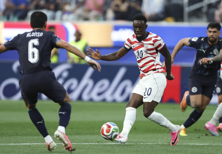 (260613) -- LOS ANGELES, June 13, 2026 (Xinhua) -- Folarin Balogun (R) of the United States breaks through during the group D match between the United States and Paraguay at the 2026 FIFA World Cup at Los Angeles Stadium in Los Angeles, the United States, June 12, 2026. (Xinhua/Mao Siqian)

2026.06.12 Los Angeles
pilka nozna , mistrzostwa swiata , mundial 2026
Stany Zjednoczone - Paragwaj
USA
Foto Mao Siqian/Xinhua/PressFocus

!!! POLAND ONLY !!!
