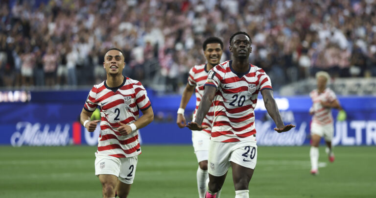 (260613) -- LOS ANGELES, June 13, 2026 (Xinhua) -- Folarin Balogun (R) of the United States celebrates scoring during the group D match between the United States and Paraguay at the 2026 FIFA World Cup at Los Angeles Stadium in Los Angeles, the United States, June 12, 2026. (Xinhua/Mao Siqian)

2026.06.12 Los Angeles
pilka nozna , mistrzostwa swiata , mundial 2026
Stany Zjednoczone - Paragwaj
USA
Foto Mao Siqian/Xinhua/PressFocus

!!! POLAND ONLY !!!