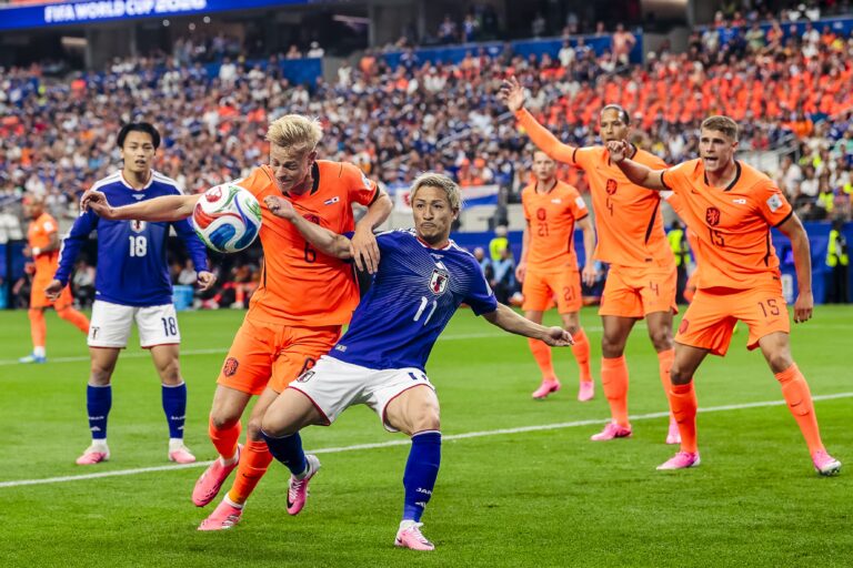DALLAS, 14-06-2026, Dallas AT&amp;T Stadium, World Cup 2026 Match between Netherlands and Japan. Picture shows Netherlands player Jan Paul van Hecke , Japanese player Daizen Maeda (Photo by Pro Shots/Sipa USA)
2026.06.14 Arlington
pilka nozna mistrzostwa swiata
Holandia - Japonia
Foto Pro Shots/SIPA USA/PressFocus

!!! POLAND ONLY !!!