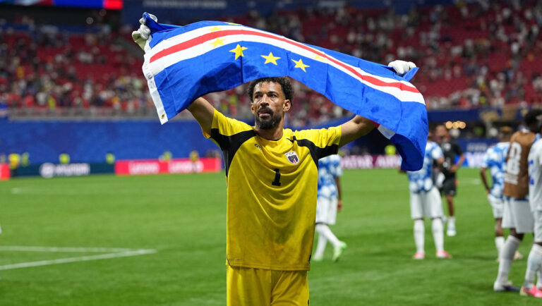 (260616) -- ATLANTA, June 16, 2026 (Xinhua) -- Goalkeeper Vozinha of Cape Verde holds the national flag after the group H match between Spain and Cape Verde at the 2026 FIFA World Cup at Atlanta Stadium in Atlanta, the United States, June 15, 2026. (Xinhua/Ju Huanzong)

2026.06.15 Atlanta
pilka nozna , mistrzostwa swiata , mundial 2026
Hiszpania - Republika Zielonego Przyladka
USA
Foto Ju Huanzong/Xinhua/PressFocus

!!! POLAND ONLY !!!