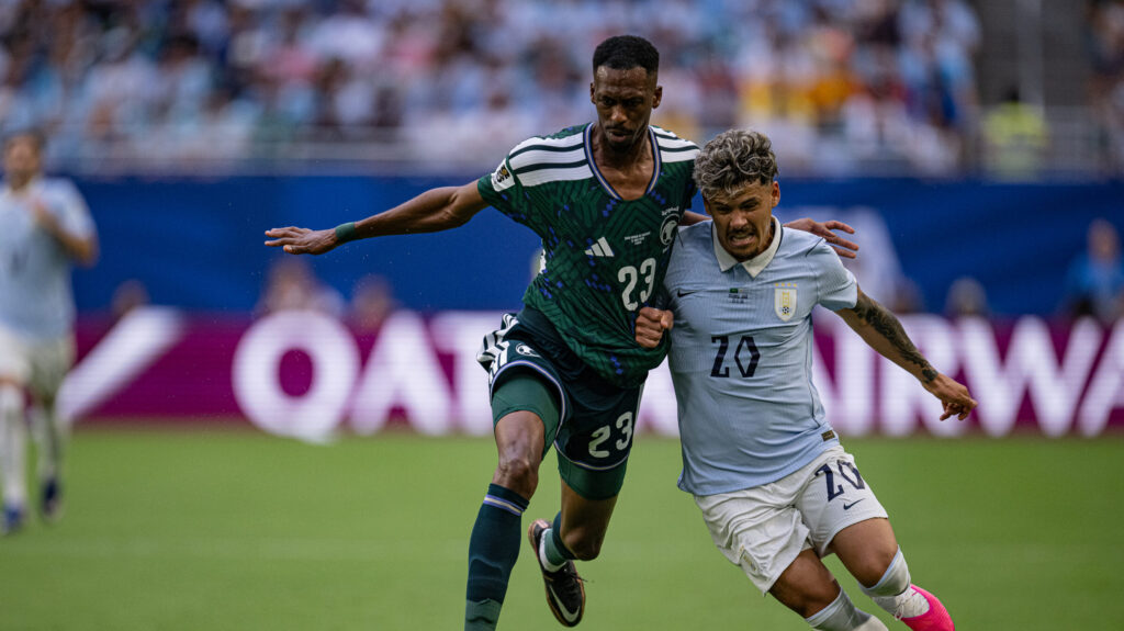 Jayden Adams of South Africa and Maximiliano Araujo of Uruguay during the FIFA World Cup 2026 Group H match between Saudi Arabia and Uruguay at Miami Stadium on June 15th, 2026. (Photo by Riquelve Nata/Sports Press Photo) (Photo by Riquelve Nata/Sports Press Photo/Sipa USA)
2026.06.15 Miami Gardens
pilka nozna , mistrzostwa swiata , mundial 2026
Arabia Saudyjska - Urugwaj
Foto SPP/SIPA USA/PressFocus

!!! POLAND ONLY !!!