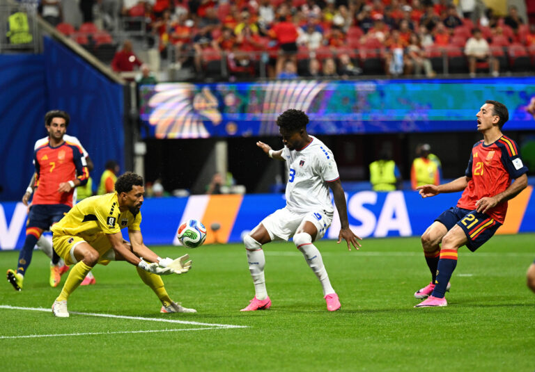 (260616) -- ATLANTA, June 16, 2026 (Xinhua) -- Goalkeeper Vozinha (front L) of Cape Verde makes a save during the group H match between Spain and Cape Verde at the 2026 FIFA World Cup at Atlanta Stadium in Atlanta, the United States, June 15, 2026. (Xinhua/Ju Huanzong)

2026.06.15 Atlanta
pilka nozna mistrzostwa swiata
Hiszpania - Republika Zielonego Przyladka
Foto Ju Huanzong/Xinhua/PressFocus

!!! POLAND ONLY !!!