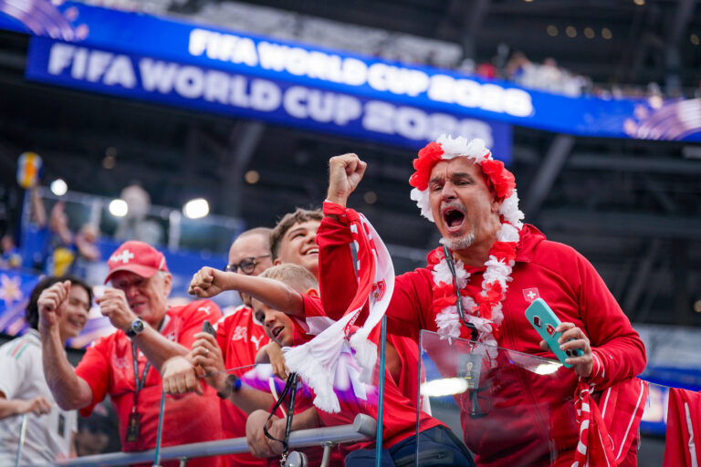 USA: Fussball FIFA World Cup, WM, Weltmeisterschaft, Fussball 2026 Gruppenphase Gruppe B Schweiz vs Bosnien-Herzegowina Los Angeles Stadium / SoFi Stadium Inglewood, Los Angeles County, Kalifornien: Schweizer Fans feiern und feuern ihre Mannschaft von den Rangen aus an. Anhanger in roten Nationalfarben jubeln mit erhobenen Fausten und sorgen fur emotionale Stimmung auf der Tribune. Fussballfans, Fankultur, Supporters, Schweiz, Schweizer Nationalmannschaft, Fanblock, Jubel, Emotionen, Stadionatmosphare, WM 2026, Zuschauer, Familie, Leidenschaft, Fussballbegeisterung, Community, Sportevent, Impression. *** USA Soccer 2026 FIFA World Cup Group Stage Group B Switzerland vs. Bosnia and Herzegovina Los Angeles Stadium SoFi Stadium Inglewood, Los Angeles County, California Swiss fans celebrate and cheer on their team from the stands Supporters dressed in the national red cheer with raised fists, creating an emotional atmosphere in the stands Soccer fans, fan culture, supporters, Switzerland, Swiss national team, fan section, cheering, emotions, stadium atmosphere, 2026 World Cup, spectators, family, passion, soccer enthusiasm, community, sporting event, impression,detected_source_language Copyright: xJOERANxSTEINSIEKx
2026.06.18 Inglewood
pilka nozna mistrzostwa swiata
Szwajcaria - Bosnia i Hercegowina
Foto IMAGO/PressFocus

!!! POLAND ONLY !!!