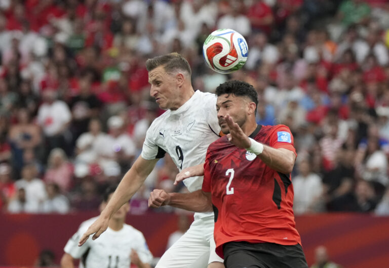 (260622) -- VANCOUVER, June 22, 2026 (Xinhua) -- Yasser Ibrahim (R) of Egypt vies with Chris Wood of New Zealand during a group G match between New Zealand and Egypt at the 2026 FIFA World Cup at BC Place Vancouver in Vancouver, Canada, June 22, 2026. (Xinhua/Meng Yongmin)

2026.06.22 Vancouver
pilka nozna mistrzostwa swiata
Nowa Zelandia - Egipt
Foto Meng Yongmin/Xinhua/PressFocus

!!! POLAND ONLY !!!