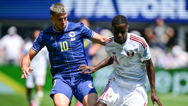 Bosnia and Herzegovina's Ermedin Demirovic and Qatari Issa Lay fight for the ball during a soccer game between Bosnia and Herzegovina and Qatar, on Wednesday 24 June 2026 in Seattle, the third and last day in the group stage, in group B of the FIFA World Cup 2026 in the United States of America. BELGA PHOTO DIRK WAEM (Photo by DIRK WAEM/Belga/Sipa USA)
2026.06.24 Seattle
pilka nozna , mistrzostwa swiata , mundial 2026
Bosnia i Hercegowina - Katar
Foto Belga/SIPA USA/PressFocus

!!! POLAND ONLY !!!