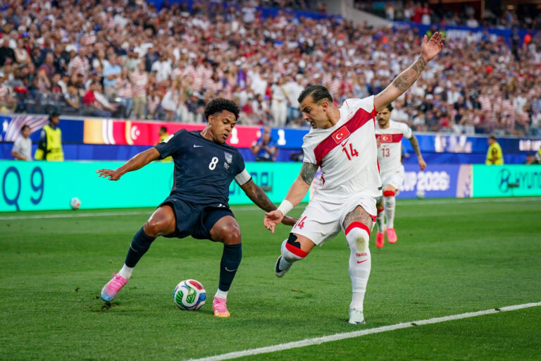 USA: Fußball FIFA World Cup, WM, Weltmeisterschaft, Fussball 2026 Gruppenphase Gruppe A Türkei vs USA SoFi Stadium Inglewood, Los Angeles County, Kalifornien: Weston McKennie USA, 8 Abdülkerim BARDAKCI / Abdulkerim BARDAKCI Turkey 14 *** USA Soccer 2026 FIFA World Cup Group Stage Group A Turkey vs. USA SoFi Stadium, Inglewood, Los Angeles County, California Weston McKennie USA, 8 Abdülkerim BARDAKCI Turkey, 14 Copyright: xJOERANxSTEINSIEKx
2026.06.25 Inglewood
pilka nozna , mistrzostwa swiata , mundial 2026
Turcja - Stany Zjednoczone
Foto IMAGO/PressFocus

!!! POLAND ONLY !!!