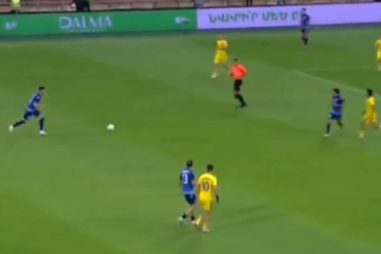 Kosmiczny gol w sparingu! Idealnie przymierzył [WIDEO]