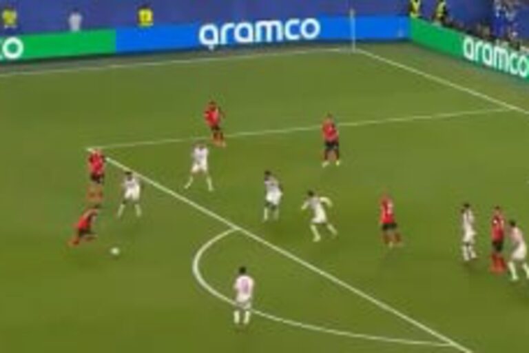 Co za gol na MŚ! Uderzenie w samo okienko [WIDEO]