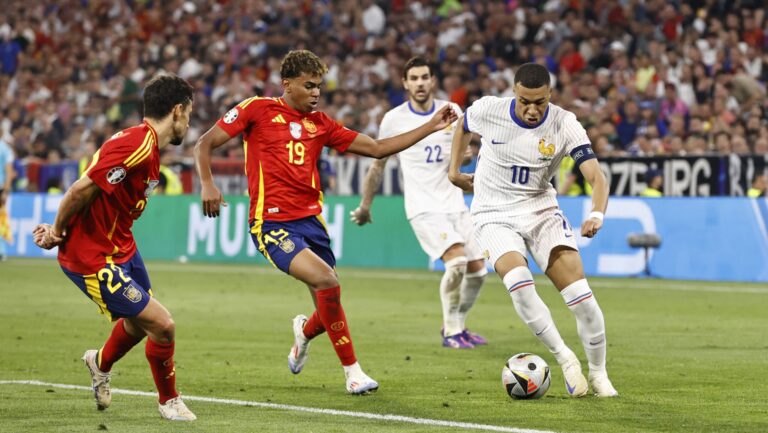 7/9/2024 - MUNICH - (l-r) Jesus Navas of Spain, Lamine Yamal of Spain, Theo Hernandez of France, Kylian Mbappe of France during the UEFA EURO 2024 semi-final match between Spain and France at the Munich Football Arena on July 9, 2024 in Munich, Germany. ANP | Hollandse Hoogte | Maurice van Steen /ANP/Sipa USA
2024.07.09 Monachium
pilka nozna Mistrzostwa Europy UEFA Euro 2024 
Hiszpania - Francja
Foto ANP/SIPA USA/PressFocus

!!! POLAND ONLY !!!