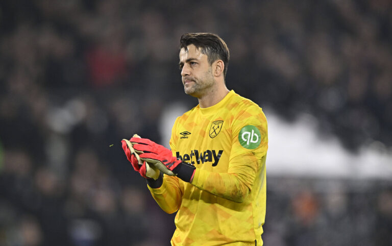 West Ham vs Fulham, Premier League Lukasz Fabianski West Ham, goalkeeper applauds the fans at the end of the game during the West Ham vs Fulham Premier League match at the London Stadium Stratford. Stratford The London Stadium UK Copyright: xMartinxDaltonx WestHam_Fulham_140125_MD_0512025.01.14 Londynpilka nozna liga angielskaWest Ham - FulhamFoto IMAGO/PressFocus!!! POLAND ONLY !!!