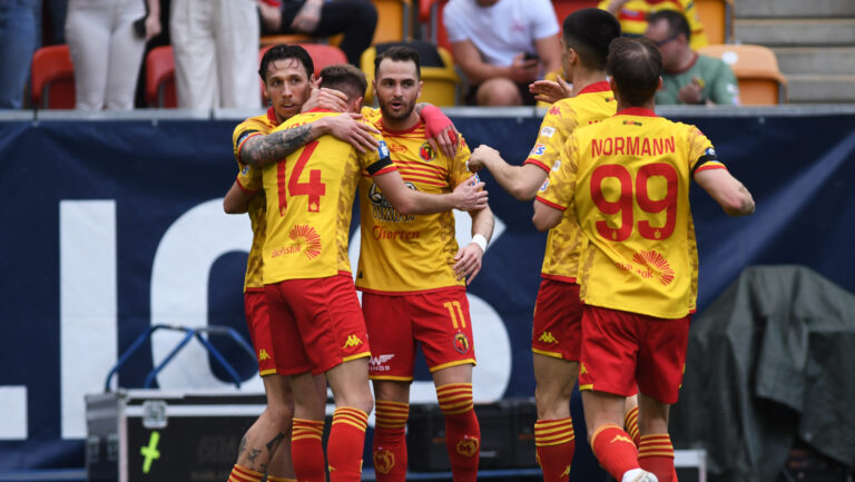 2025.04.21 Bialystok Pilka nozna PKO Ekstraklasa sezon 2024/2025 29. kolejka rozgrywek Jagiellonia Bialystok (zolto-czerwone) - Zaglebie Lubin N/z (L-P) Darko Churlinov Jesus Imaz ciesza sie z gola dla Jagiellonii Foto Michal Kosc / PressFocus 
2025.04.21 Bialystok Football Polish PKO Ekstraklasa season 2024/2025 Jagiellonia Bialystok - Zaglebie Lubin Credit Michal Kosc / PressFocus