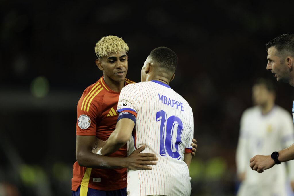 Lamine Yamal of Spain and Kylian Mbappeof France embrace after the UEFA Nations League semi-final match at MHPArena in Stuttgart, Germany. Copyright: xTAISEIxIWAMOTOx
2025.06.05 Stuttgart
pilka nozna  , liga narodow
Hiszpania - Francja
Foto IMAGO/PressFocus

!!! POLAND ONLY !!!
