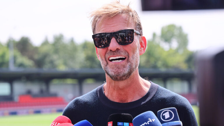 Trainingsauftakt RB Leipzig / Bundesliga Leipzig, 14.07.2025, Trainingszentrum Cottaweg, Fussball Bundesliga , RB Leipzig - Trainingsstart fur die Saison 2025 / 26 , Im Bild: Jurgen Klopp  Head of Global Soccer, Red Bull an den Mikrofonen der Medien , *** Training kick-off RB Leipzig Bundesliga Leipzig, 14 07 2025, Training Center Cottaweg, Fussball Bundesliga , RB Leipzig training start for the 2025 season 26 , In the picture Jurgen Klopp Head of Global Soccer, Red Bull at the microphones of the media ,
2025.07.14 Lipsk
pilka nozna , liga niemiecka
RB Lipsk - trening
Foto IMAGO/PressFocus

!!! POLAND ONLY !!!