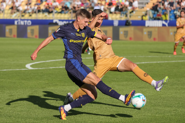Parma's Adrian Benedyczak kicks the ball  during  Parma Calcio vs Spezia Calcio, Italian football Coppa Italia match in Parma, Italy, September 24 2025 (Photo by Lorenzo Cattani/IPA Sport / ipa-agency.net/IPA/Sipa USA)
2025.09.24 Parma
pilka nozna Puchar Wloch
Parma Calcio - Spezia Calcio
Foto IPA/SIPA USA/PressFocus

!!! POLAND ONLY !!!