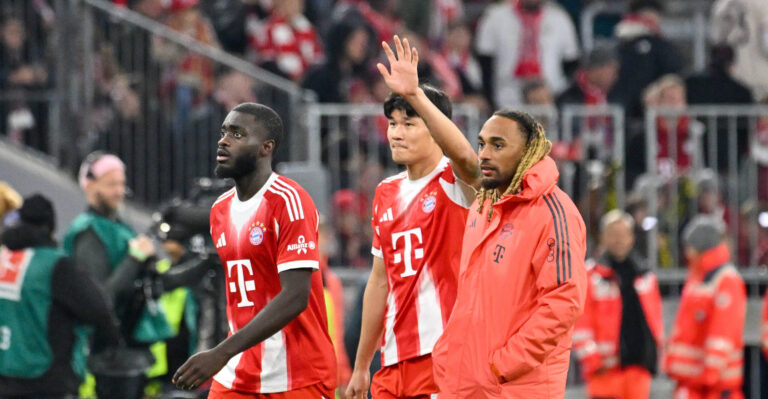 GER, Bayern, Muenchen, Fussball, FC Bayern Muenchen - Borussia Dortmund, in der Allianz Arena, Muenchen, Bundesliga, 7. Spieltag, 18.10.25, v.l. Dayot Upamecano FC Bayern Muenchen, 2, Min-jae Kim FC Bayern Muenchen, 3, Sascha Boey FC Bayern Muenchen, 23, verabschieden sich von den Fans, Winken, Freude, Emotionen DFL / DFB regulations prohibit any use of photographs as image sequences and or quasi-video, *** GER, Bayern, Muenchen, Fussball, FC Bayern Muenchen Borussia Dortmund, in der Allianz Arena, Muenchen, Bundesliga, 7 Spieltag, 18 10 25, v l Dayot Upamecano FC Bayern Muenchen, 2 , Min jae Kim FC Bayern Muenchen, 3 , Sascha Boey FC Bayern Muenchen, 23 , saying goodbye to the fans, waving, joy, emotions DFL DFB regulations prohibit any use of photographs as image sequences and or quasi video, Copyright: HMB-Media/MichaelxNibel
2025.10.18 Monachium
pilka nozna , liga niemiecka
Bayern Monachium - Borussia Dortmund
Foto IMAGO/PressFocus

!!! POLAND ONLY !!!