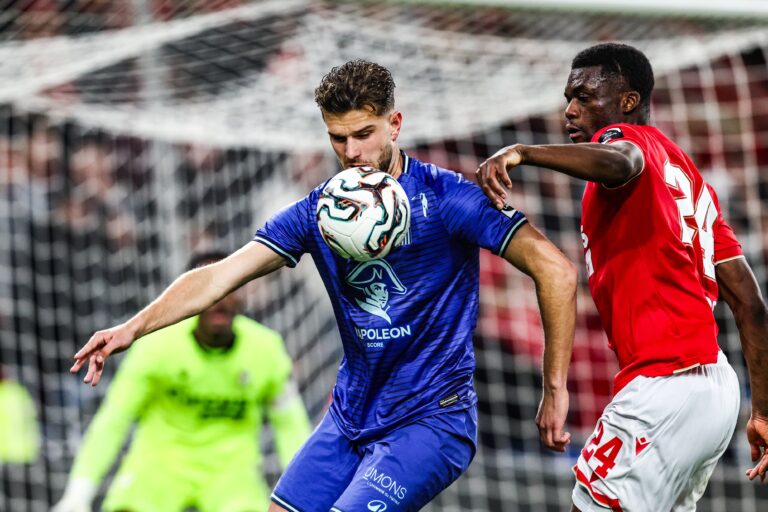 Charleroi's Filip Szymczak and Standard's Josue Homawoo fight for the ball during a soccer match between Standard de Liege and Sporting Charleroi, Friday 31 October 2025 in Liege, on day 13 of the 2025-2026 'Jupiler Pro League' first division of the Belgian championship. BELGA PHOTO BRUNO FAHY (Photo by BRUNO FAHY/Belga/Sipa USA)
2025.10.31 Liege
pilka nozna liga belgijska
Standard Liege - SC Charleroi
Foto Belga/SIPA USA/PressFocus

!!! POLAND ONLY !!!