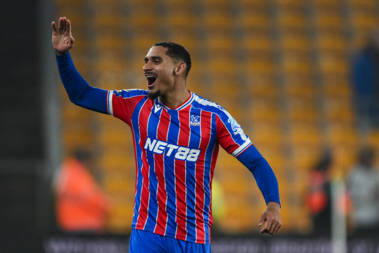 Wolverhampton, England, 22nd November 2025. Maxence Lacroix of Crystal Palace celebrates with the fans after the Wolverhampton Wanderers vs Crystal Palace Premier League match at Molineux, Wolverhampton. Picture credit should read: Craig Thomas / Sportimage EDITORIAL USE ONLY. No use with unauthorised audio, video, data, fixture lists, club/league logos or live services. Online in-match use limited to 120 images, no video emulation. No use in betting, games or single club/league/player publications. SPI-4302_WOLVES_V_CRYSTAL_PALACE-104 SPI-4302-0104
2025.11.22 Wolverhampton
pilka nozna , liga angielska
Wolverhampton Wanderers - Crystal Palace
Foto IMAGO/PressFocus

!!! POLAND ONLY !!!
