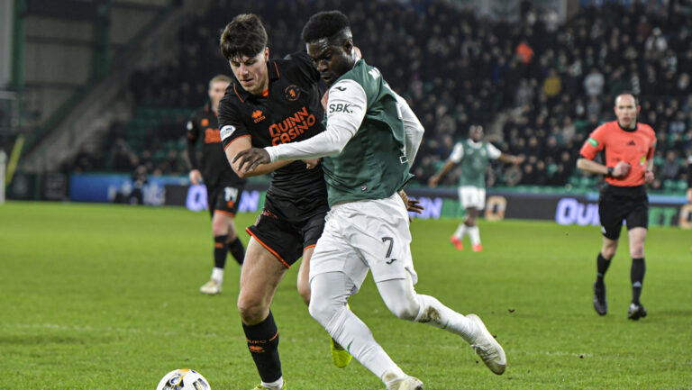Elie Youan of Hibernian and Sam Ccleall-Harding of Dundee United during the William Hill Premiership match at Easter Road, Edinburgh
04/02/2026
2026.02.04 Edynburg
Pilka nozna liga szkocka
Hibernian - Dundee United
Foto Jamie Johnston/Focus Images/MB Media/PressFocus

!!! POLAND ONLY !!!