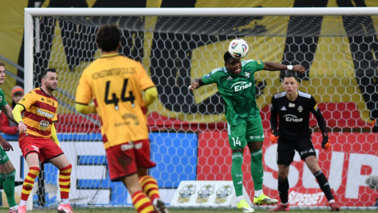 2026.02.22 Bialystok Pilka nozna PKO Ekstraklasa sezon 2025/2026 22. kolejka rozgrywek Jagiellonia Bialystok (zolto-czerwone) - Radomiak Radom N/z Steve Kingue Foto Michal Kosc / PressFocus 
2026.02.22 Bialystok Bialystok Football Polish PKO Ekstraklasa season 2025/2026 Jagiellonia Bialystok - Radomiak Radom Credit Michal Kosc / PressFocus
