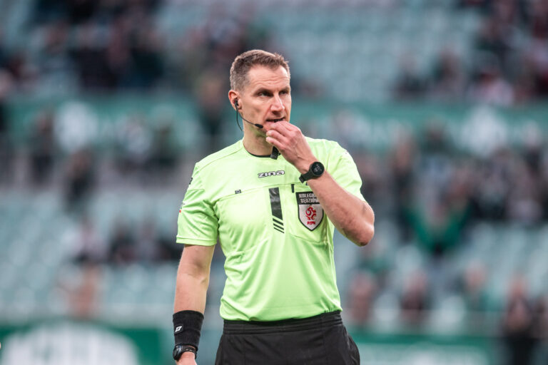 2026.03.07 Wroclaw
Pilka nozna, Betclic 1.Liga sezon 2025/2026
Slask Wroclaw - Wisla Krakow
N/z sedzia Tomasz Kwiatkowski ostatni gwizdek po przynaniu walkowera dla Slaska Wroclaw
Foto Mateusz Porzucek PressFocus

2026.03.07 Wroclaw
Football Polish Second division season 2025/2026
Slask Wroclaw - Wisla Krakow
sedzia Tomasz Kwiatkowski ostatni gwizdek po przynaniu walkowera dla Slaska Wroclaw
Credit: Mateusz Porzucek PressFocus