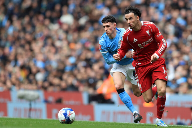 4th April 2026 Etihad Stadium, Manchester, Lancashire, England FA Cup Football, Manchester City versus Liverpool Curtis Jones of Liverpool takes on Phil Foden of Manchester City DavidxBlunsden
2026.04.04 Manchester
pilka nozna , Puchar Anglii
Manchester City - Liverpool 
Foto IMAGO/PressFocus

!!! POLAND ONLY !!!