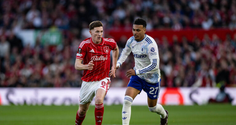 RECORD DATE NOT STATED 30th April 2026 The City Ground, Nottingham, England UEFA Europa League Football, Nottingham Forest versus Aston Villa Elliot Anderson of Nottingham Forest runs with the ball ahead of Morgan Rogers of Aston Villa GodfreyxPitt
2026.04.30 Nottingham
pilka nozna liga europy
Nottingham Forest - Aston Villa

Foto IMAGO/PressFocus

!!! POLAND ONLY !!!