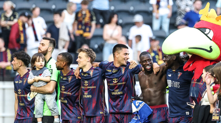 2026.05.03 Szczecin 
pilka nozna PKO Ekstraklasa sezon 2025/2026
Pogon Szczecin - Wisla Plock
N/z radosc szaliki doping kibice pilkarze po wygranej taniec
Foto Szymon Gorski / PressFocus

2026.05.03 Szczecin 
football Polish PKO Ekstraklasa season 2025/2026
Pogon Szczecin - Wisla Plock
radosc szaliki doping kibice pilkarze po wygranej taniec
Credit: Szymon Gorski / PressFocus