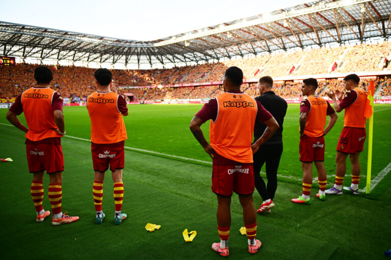 2026.05.23 Bialystok Pilka nozna PKO Ekstraklasa sezon 2025/2026 Mecz 34. kolejki rozgrywek Jagiellonia Bialystok (zolto-czerwone) - KGHM Zaglebie Lubin N/z rezerwowi zawodnicy Jagiellonii czekaja na koncowy gwizdek Foto Michal Kosc / PressFocus 
2026.05.23 Bialystok Football Polish PKO Ekstraklasa season 2025/2026 Jagiellonia Bialystok - KGHM Zaglebie Lubin Credit Michal Kosc / PressFocus