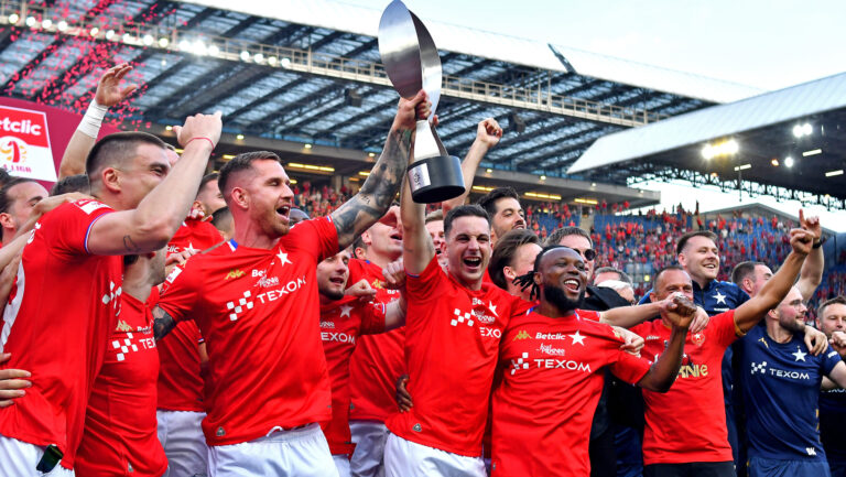 2026.05.24 Krakow
Pilka nozna , Betclic I liga , sezon 2025/26
Wisla Krakow - Pogon Siedlce
N/z Pilkarze Wisly z pucharem za zwyciestwo w rozgrywkach I ligi, Alan Uryga, Angel Rodado
Foto Krzysztof Porebski / PressFocus

2026.05.24 Krakow
Football , Polish league, second level , 2025/2026 season
Wisla Krakow - Pogon Siedlce
Pilkarze Wisly z pucharem za zwyciestwo w rozgrywkach I ligi, Alan Uryga, Angel Rodado
Credit: Krzysztof Porebski / PressFocus