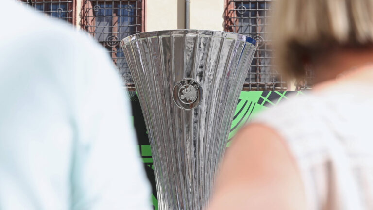 UEFA Conference League Finale: Fan-Festival auf dem Marktplatz Leipzig, 25.05.26 Das UEFA-Logo/ Detail auf einem überdimensionalen Pokal-Modell. Fan-Festival auf dem Marktplatz Leipzig, anlässlich des UEFA Conference League Finals, 25.05.26. *** UEFA Conference League Final Fan Festival on the Leipzig Market Square, 25 05 26 The UEFA logo detail on an oversized trophy model Fan Festival on the Leipzig Market Square, on the occasion of the UEFA Conference League Final, 25 05 26 Copyright: xBEAUTIFULxSPORTS/JanxKaeferx
2026.05.25 Lipsk
pilka nozna
UEFA Liga Konferencji
Foto IMAGO/PressFocus

!!! POLAND ONLY !!!