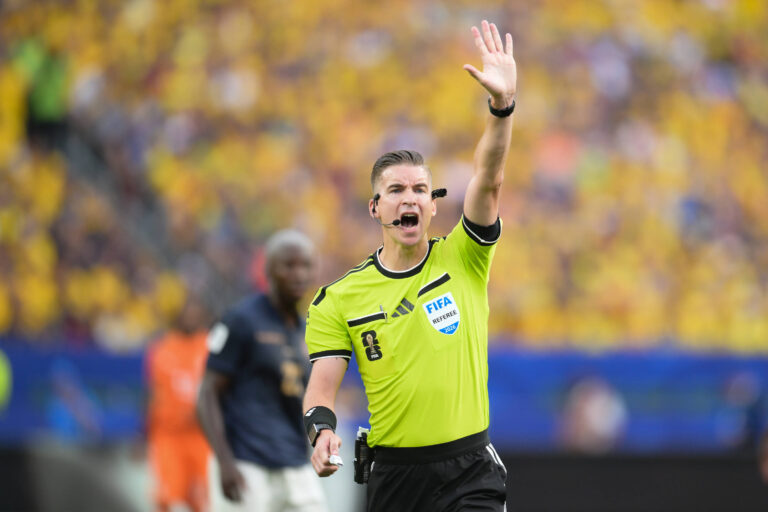 Fussball, WM 2026, 20260614, Elfenbeinkuste - Ecuador. Im Bild Schiedsrichter Francois LETEXIER Frankreich, zahlt runter. Philadelphia Philadelphia Stadium Pennsylvania Vereinigte Staaten von Amerika *** Soccer, World Cup 2026, 20260614, Ivory Coast Ecuador In the picture Referee Francois LETEXIER France , counts down Philadelphia Philadelphia Stadium Pennsylvania United States of America Copyright: Passion2Press/MarkusxFischerx
2026.06.15 Philadelphia 
pilka nozna mistrzostwa swiata
Wybrzeze Kosci Sloniowej - Ekwador
Foto IMAGO/PressFocus

!!! POLAND ONLY !!!