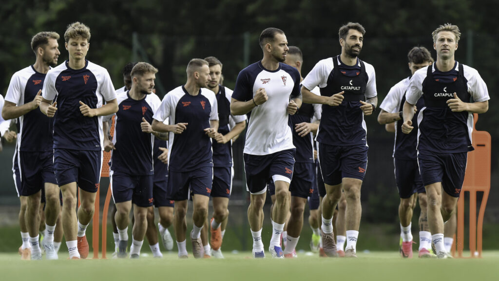 2026.06.17 Zabrze
Pilka nozna PKO BP Ekstraklasa 2026/27  
Pierwszy trening pilkarzy Gornika Zabrze przed startem nowego sezonu Ekstraklasy
n/z Jakub Kubacki Josema Sanchez Sondre Liseth
Foto Mateusz Sobczak / PressFocus

2026.06.17 Zabrze 
Football Polish Ekstraklasa 2026/27 season
First training session ahead of the new season
Jakub Kubacki Josema Sanchez Sondre Liseth
Credit Mateusz Sobczak / PressFocus