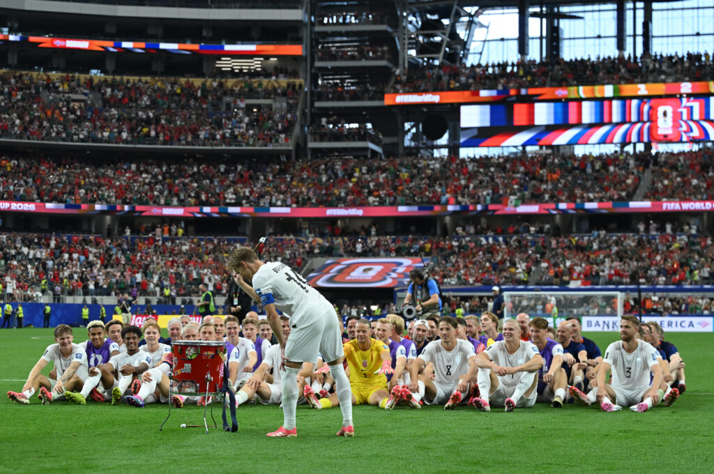 ARLINGTON, TEXAS - JUNE 30: Martin Ødegaard of Norway leads the Viking row celebration after the FIFA World Cup 2026 Round Of 32 match between Group E Runners Up and Group I Runner-Up at Dallas Stadium on June 30, 2026 in Arlington, Texas. (Photo by MB Media/Getty Images)
2026.06.30 Dallas
pilka nozna , mistrzostwa swiata , mundial 2026
Wybrzeze Kosci Sloniowej - Norwegia
Foto MB Media/PressFocus

!!! POLAND ONLY !!!
