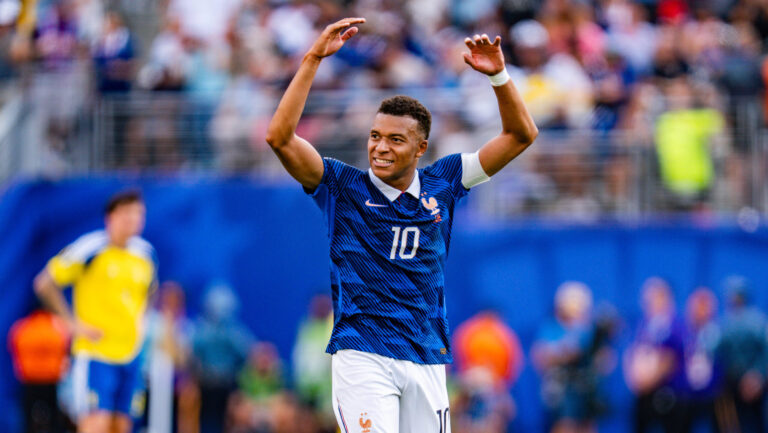 FIFA Fussball Weltmeisterschaft 2026, Sechszehntelfinale, Frankreich vs. Schweden, 30.06.2026, New Jersey Stadium Tor zum 3:0 durch Kylian Mbappe Jubel mit Michael Olise *** 2026 FIFA World Cup, Round of 32, France vs. Sweden, June 30, 2026, New Jersey StadiumKylian Mbappé scores the 3-0 goal celebrates with Michael Olise Copyright: xBahhoxKarax
2026.06.30 
pilka nozna Mistrzostwa Swiata 2026
Szwecja - Francja
Foto IMAGO/PressFocus

!!! POLAND ONLY !!!