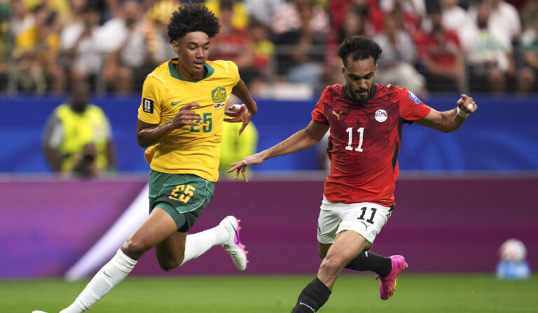 (260704) -- DALLAS, July 4, 2026 (Xinhua) -- Lucas Herrington (L) of Australia vies with Mostafa Zico of Egypt during the round of 32 match between Australia and Egypt at the 2026 FIFA World Cup at Dallas Stadium in Dallas, the United States, July 3, 2026. (Xinhua/Wu Xiaoling)

2026.07.03 Arlington
pilka nozna mistrzostwa swiata
Australia - Egipt

Foto Wu Xiaoling/Xinhua/PressFocus

!!! POLAND ONLY !!!