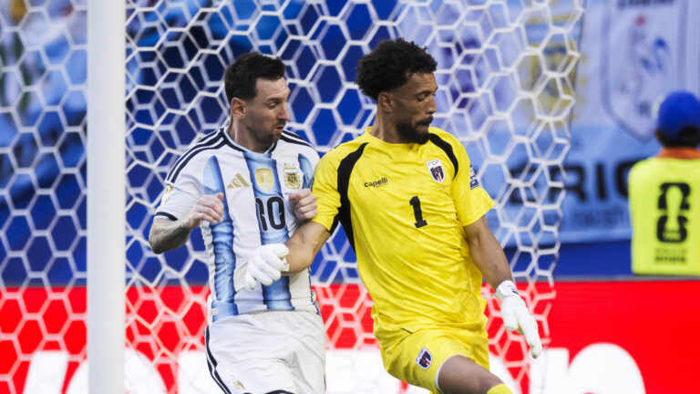Argentina v Cabo Verde - FIFA World Cup, WM, Weltmeisterschaft, Fussball 2026 Lionel Messi of Argentina competes for the ball with Vozinha of Cabo Verde during the FIFA World Cup 2026 round of 32 football match between Argentina and Cabo Verde. Argentina won 3-2 over Cabo Verde after extra time. Miami Gardens United States Copyright: xNicolòxCampox
2026.07.03 Miami
pilka nozna , mistrzostwa swiata , mundial 2026
Argentyna - Republika Zielonego Przyladka
Foto IMAGO/PressFocus

!!! POLAND ONLY !!!