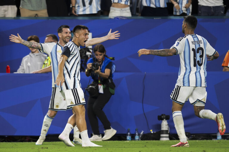 Argentina v Cabo Verde - FIFA World Cup, WM, Weltmeisterschaft, Fussball 2026 Cristian Romero of Argentina celebrates with Lionel Messi of Argentina and Lautaro Martinez of Argentina after scoring a goal during the FIFA World Cup 2026 round of 32 football match between Argentina and Cabo Verde. Argentina won 3-2 over Cabo Verde after extra time. Miami Gardens United States Copyright: xNicolòxCampox
2026.07.03 Miami
pilka nozna , mistrzostwa swiata , mundial 2026
Argentyna - Republika Zielonego Przyladka
Foto IMAGO/PressFocus

!!! POLAND ONLY !!!