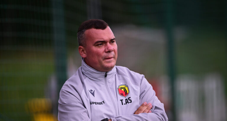 2026.07.04 Bialystok Pilka nozna PKO Ekstraklasa sezon 2026/2027. Sparing Jagiellonia Bialystok (stroje biale) - Pogon Siedlce (stroje czerwone) zakonczony wynikiem 4:1. N/z Adrian Siemieniec trener Jagiellonii Bialystok Foto Michal Kosc / PressFocus